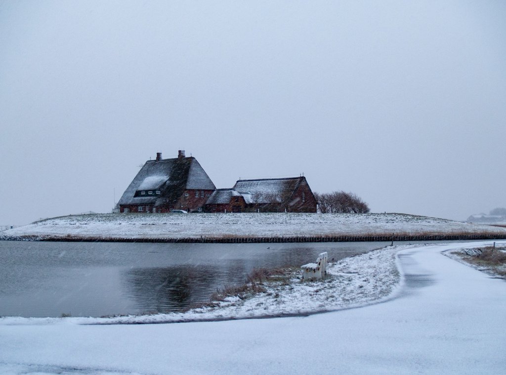 Halligkirche und Pastorat im Schnee