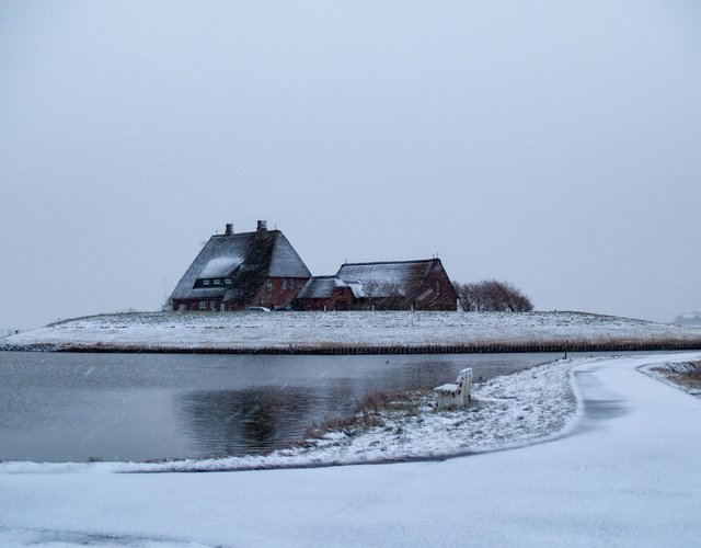 Halligkirche und Pastorat im Schnee