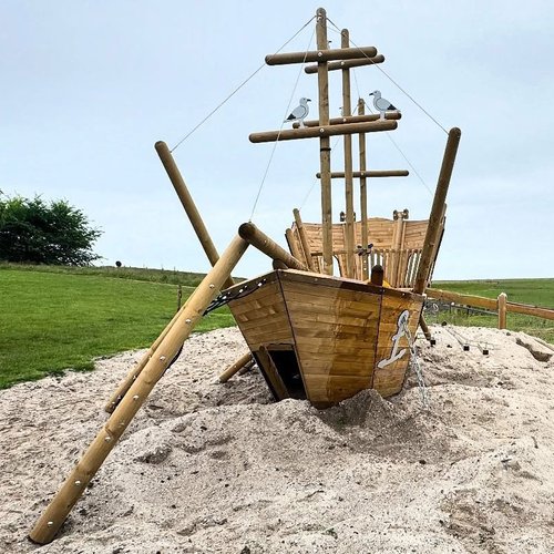 Speilschiff auf dem Spielplatz Hanswarft